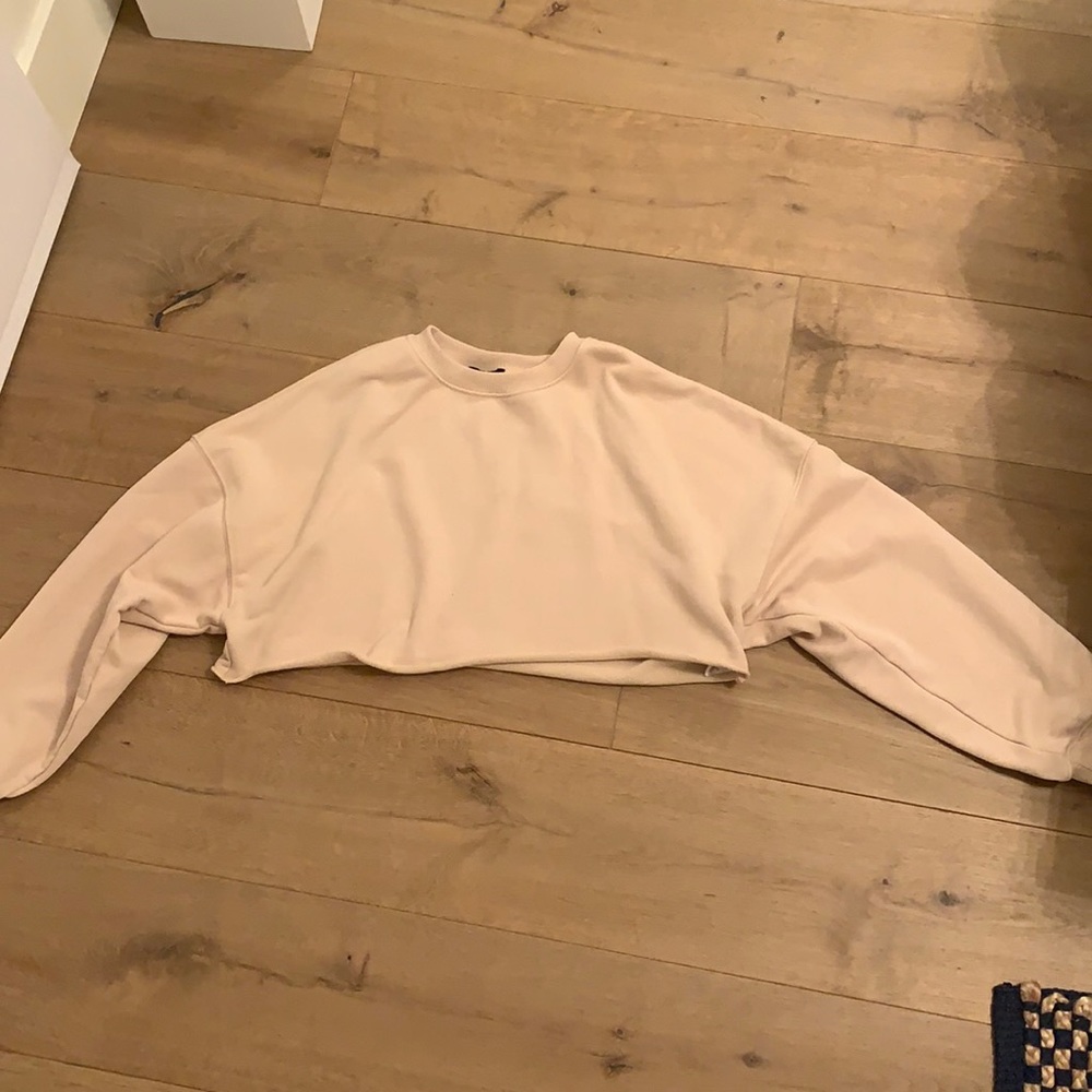 Isabelle’s cabinet cropped crew neck!